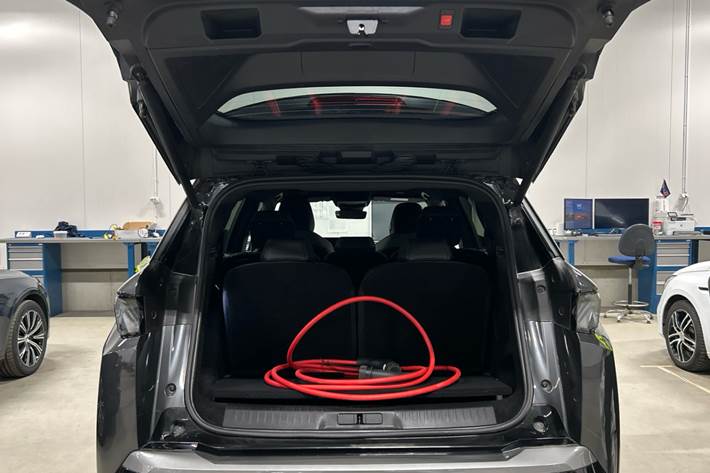 Grå Peugeot e-5008 fra 2025