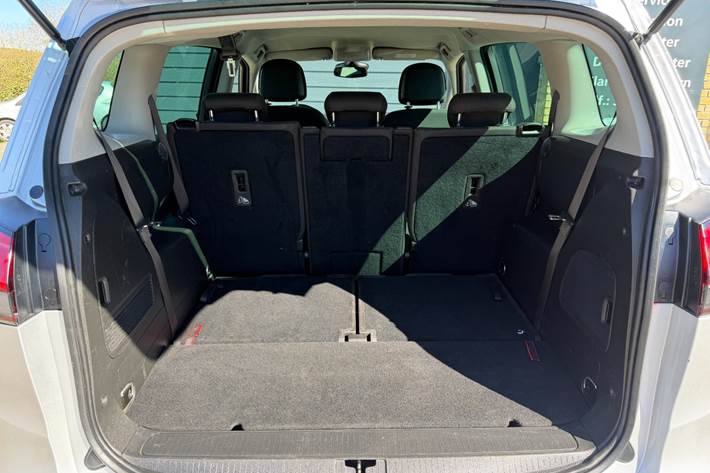 Sølv Opel Zafira Tourer fra 2016