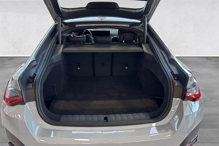 Grå BMW i4 fra 2023