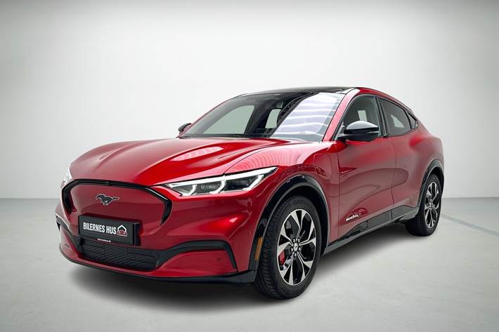 Rød Ford Mustang Mach-E fra 2021 set udefra