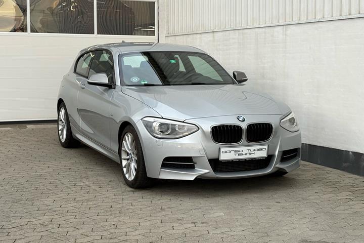 Sølv BMW M135i fra 2014 set udefra