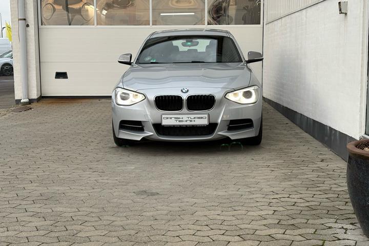Sølv BMW M135i fra 2014 set udefra