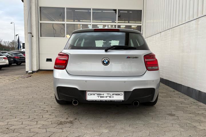 Sølv BMW M135i fra 2014 set udefra