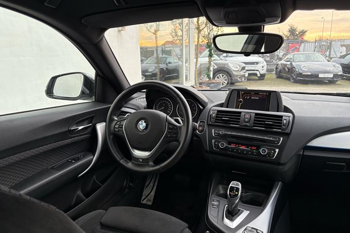 Sølv BMW M135i fra 2014 set indefra