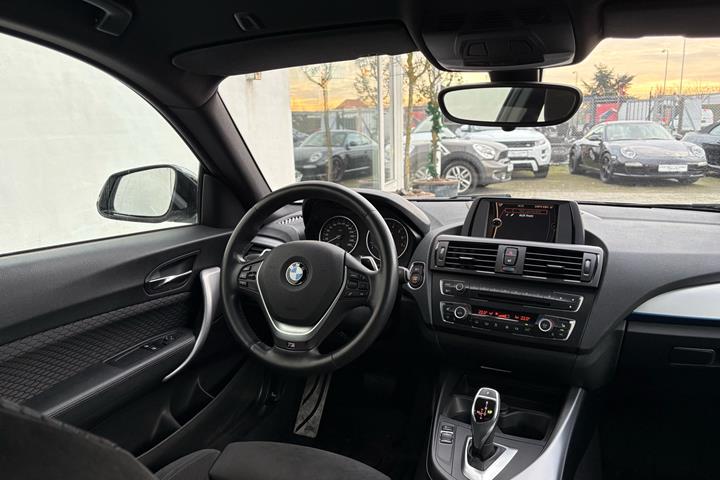Sølv BMW M135i fra 2014 set indefra