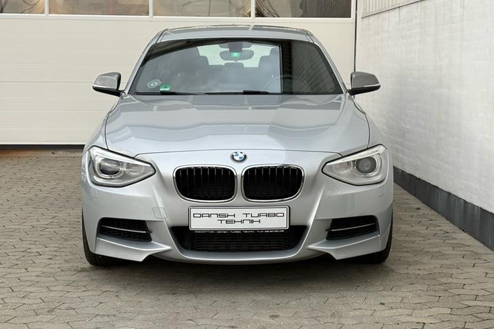 Sølv BMW M135i fra 2014 set udefra