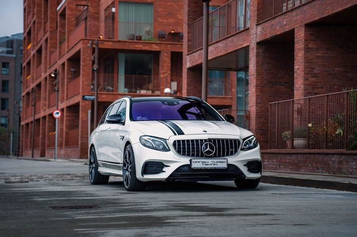 Hvid Mercedes E53 AMG fra 2018 set udefra