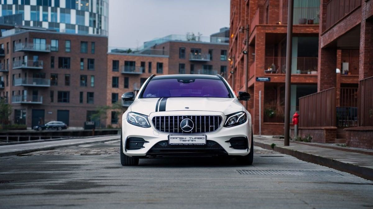 Hvid Mercedes E53 AMG fra 2018 set udefra