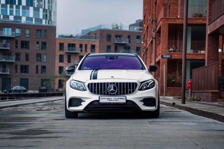Hvid Mercedes E53 AMG fra 2018 set udefra