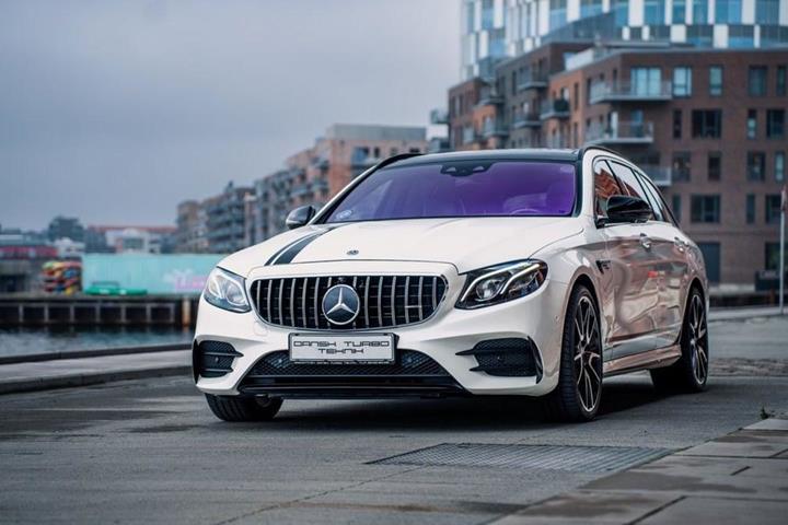 Hvid Mercedes E53 AMG fra 2018 set udefra