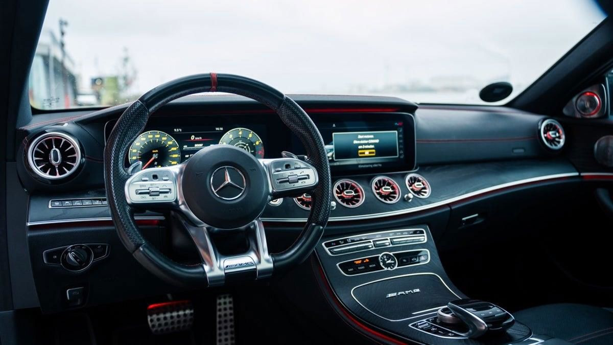 Hvid Mercedes E53 AMG fra 2018 set indefra