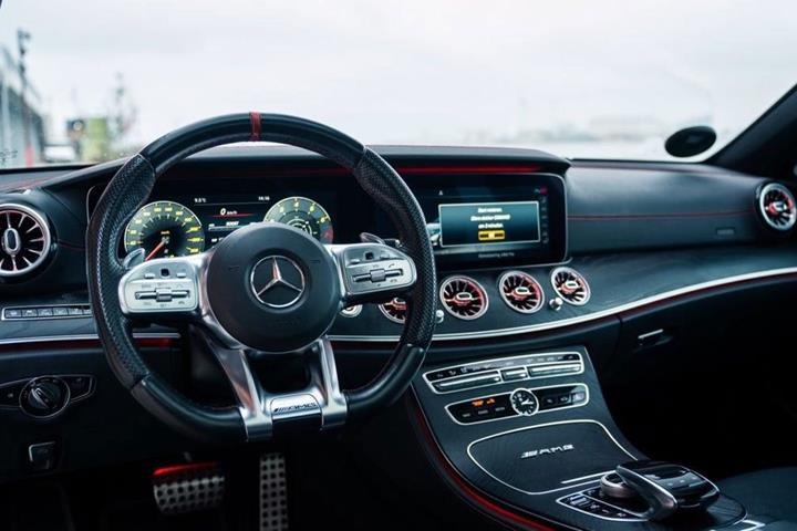 Hvid Mercedes E53 AMG fra 2018 set indefra