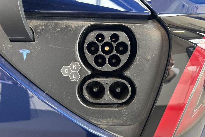 Blå Tesla Model 3 fra 2024