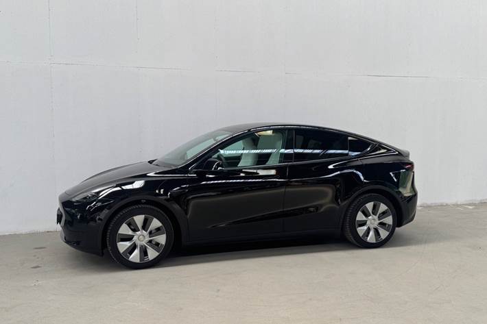 Sort Tesla Model Y fra 2023