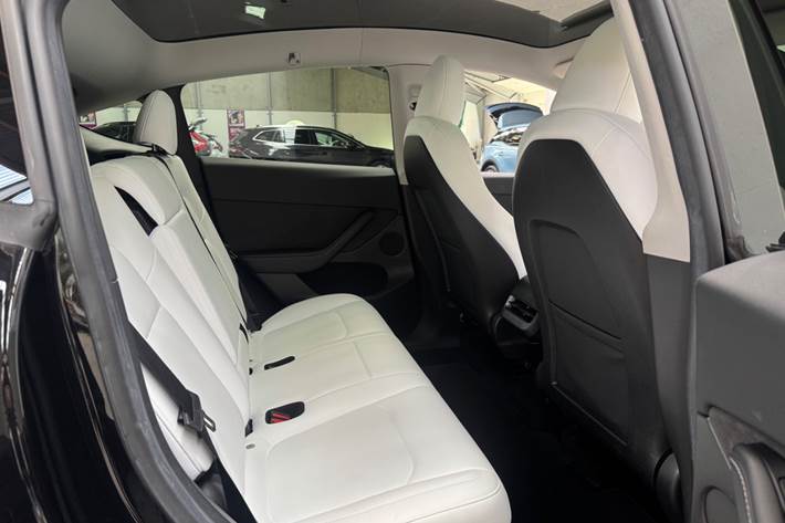 Sort Tesla Model Y fra 2023