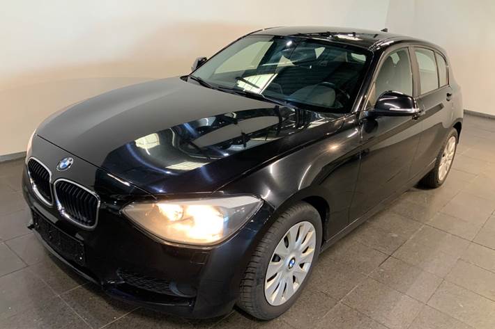 Sort BMW 116d fra 2013 set udefra