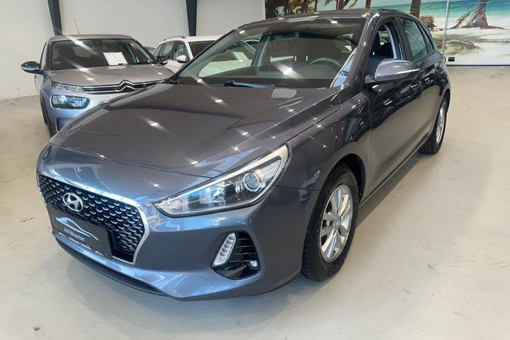 Grå Hyundai i30 fra 2017 set udefra
