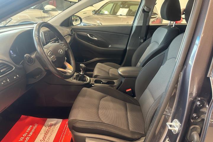 Grå Hyundai i30 fra 2017