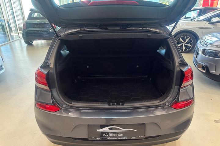 Grå Hyundai i30 fra 2017