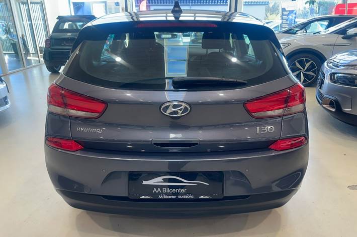 Grå Hyundai i30 fra 2017