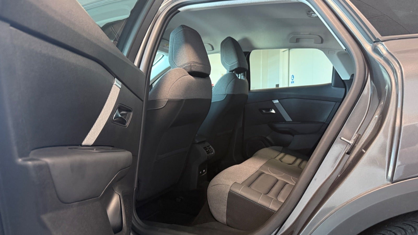 Grå Citroën ë-C4 fra 2024