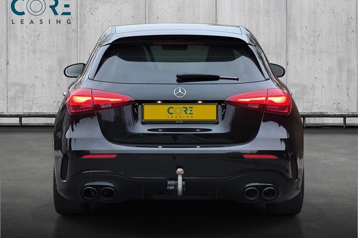Sort Mercedes A45 fra 2023 set udefra