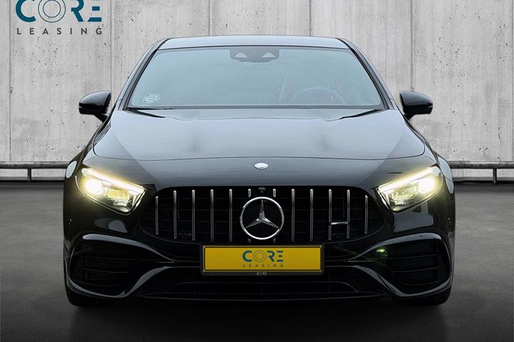 Sort Mercedes A45 fra 2023 set udefra