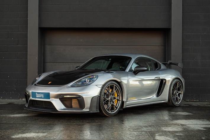 Gul Porsche 718 Cayman GT4 RS fra 2023