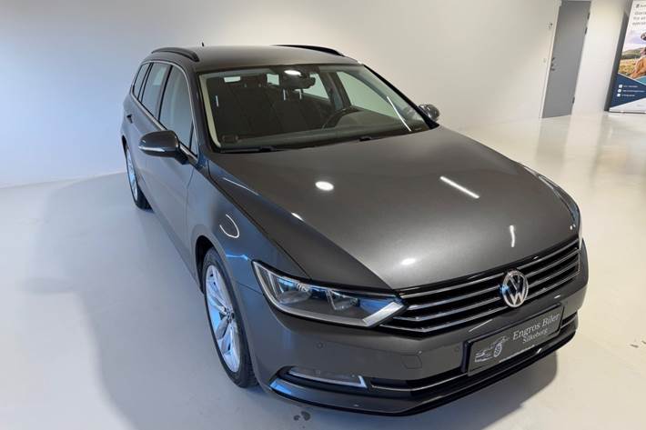 Grå VW Passat fra 2016