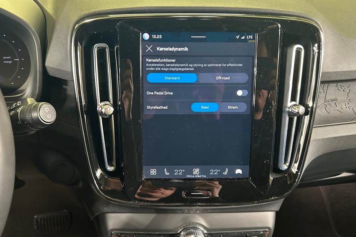 Grå Volvo XC40 fra 2023