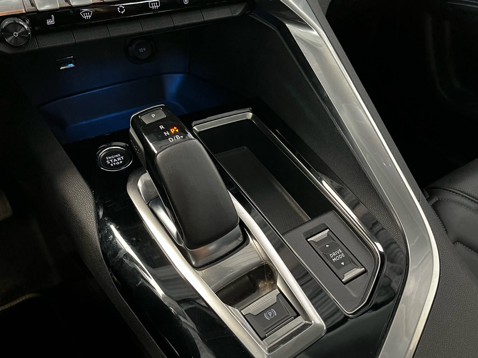 Grå Peugeot 3008 fra 2022