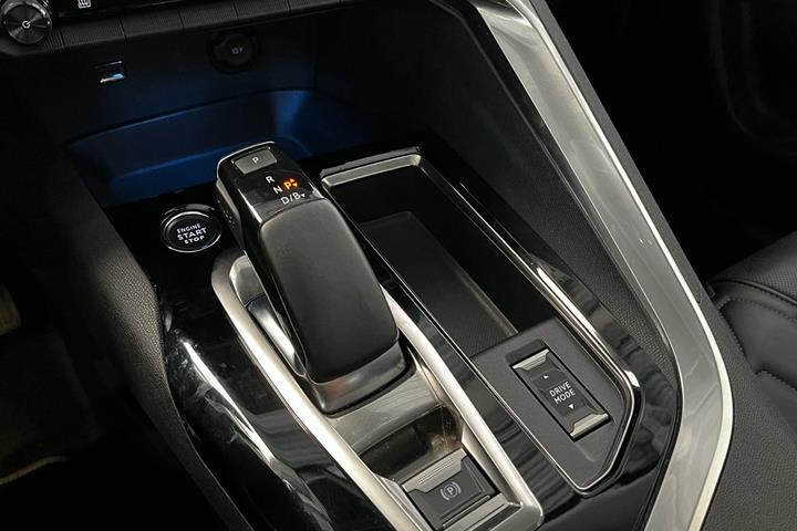 Grå Peugeot 3008 fra 2022
