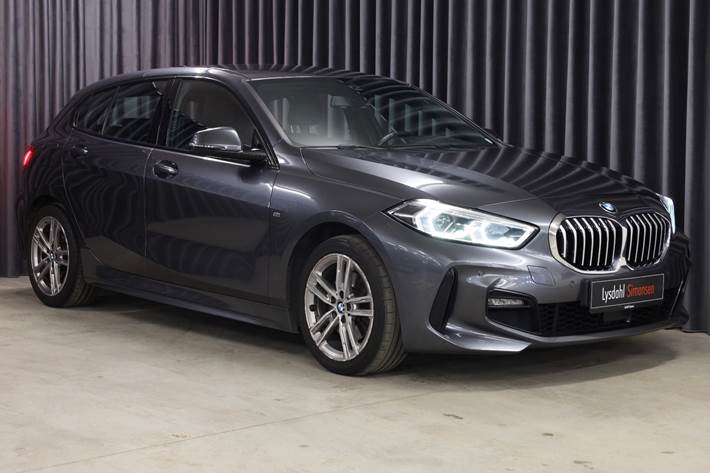 Grå BMW 118i fra 2020