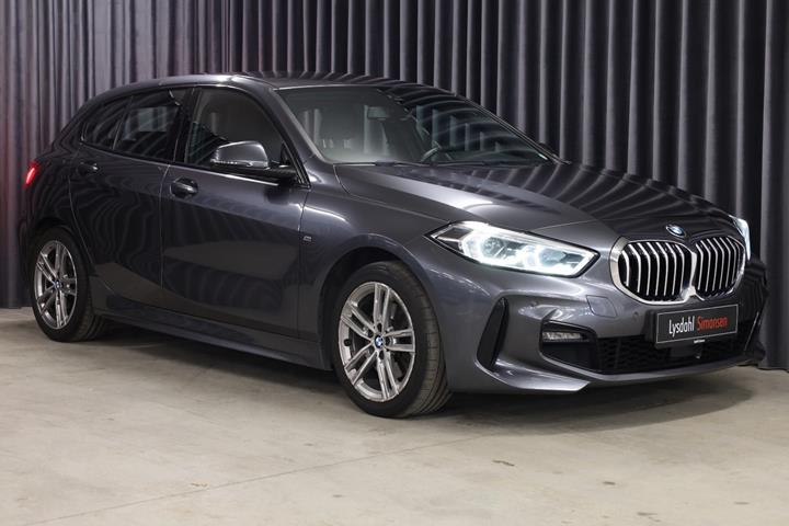 Grå BMW 118i fra 2020 set udefra
