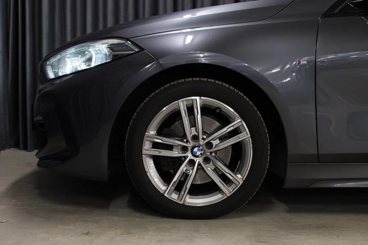 Grå BMW 118i fra 2020