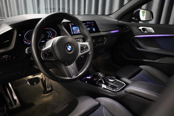 Grå BMW 118i fra 2020