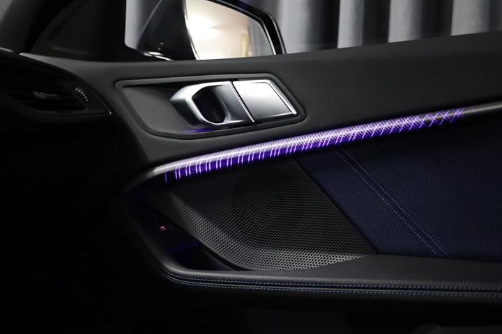 Grå BMW 118i fra 2020