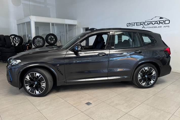 Grå BMW iX3 fra 2023