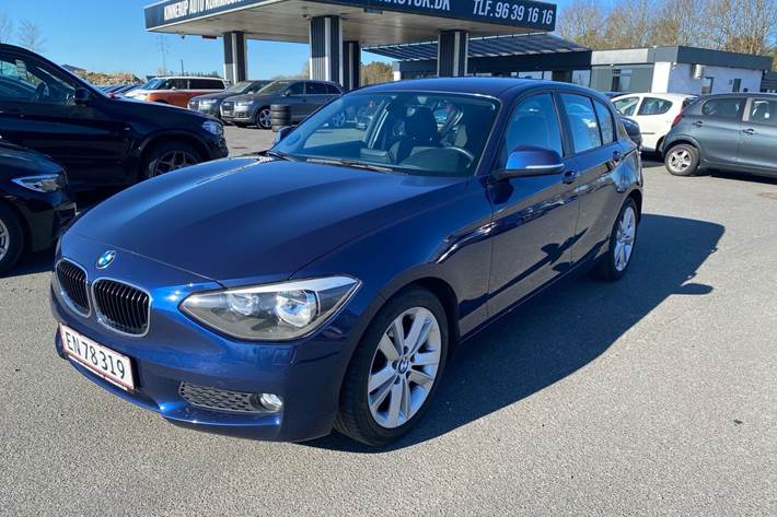 Blå BMW 114d fra 2013