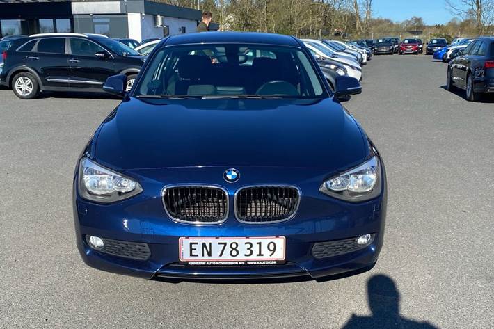 Blå BMW 114d fra 2013