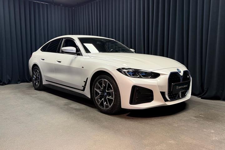 Hvid BMW i4 fra 2022 set udefra