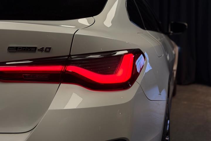 Hvid BMW i4 fra 2022
