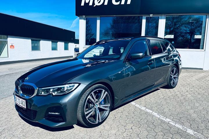 Grå BMW 330i fra 2021 set udefra