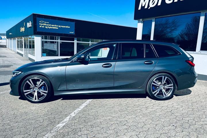 Grå BMW 330i fra 2021