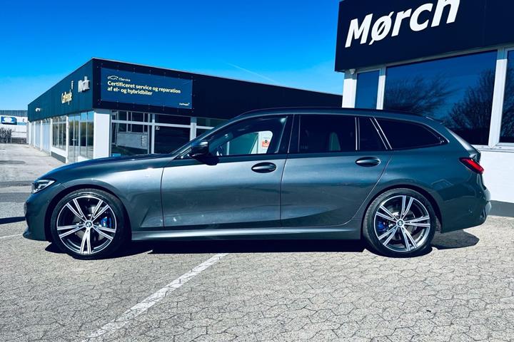 Grå BMW 330i fra 2021