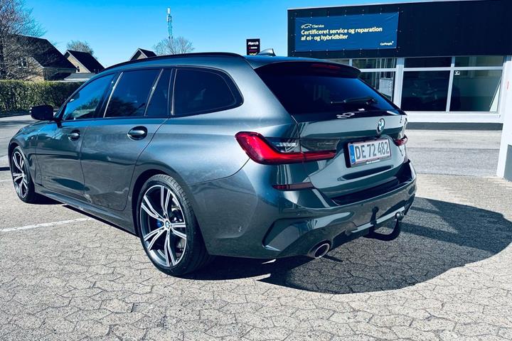 Grå BMW 330i fra 2021
