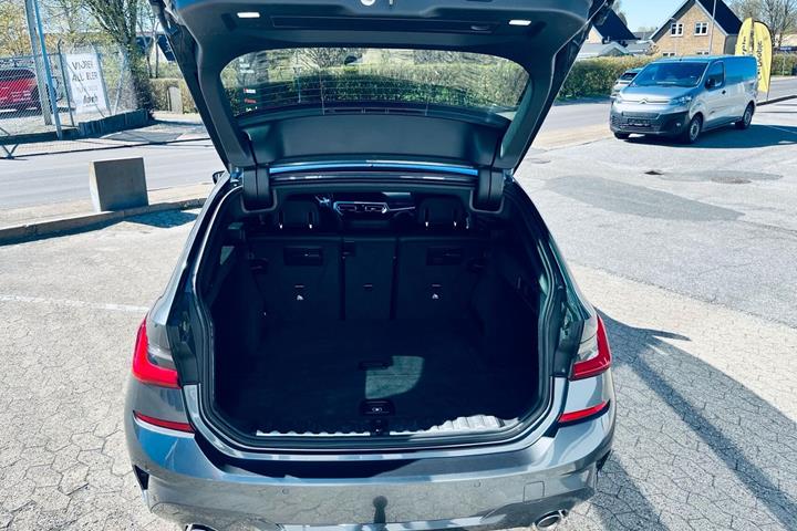 Grå BMW 330i fra 2021