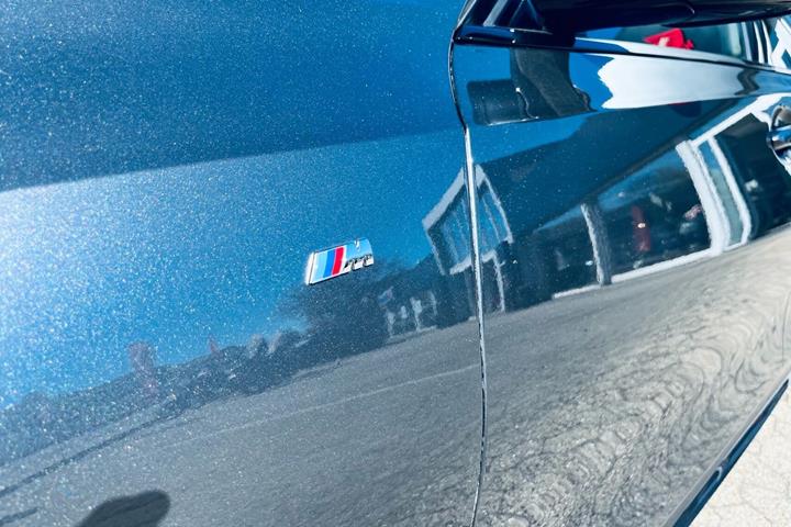 Grå BMW 330i fra 2021