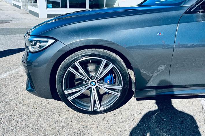 Grå BMW 330i fra 2021