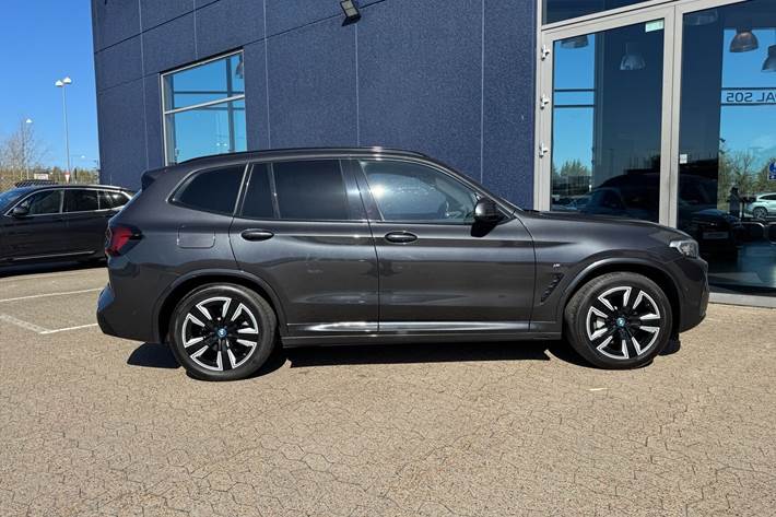 Grå BMW iX3 fra 2023